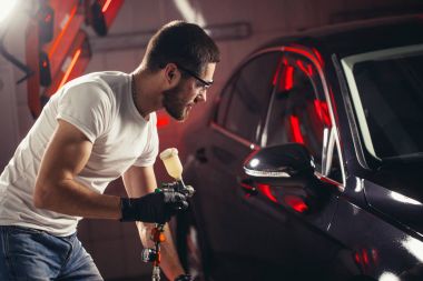 Oto yıkama ve boya iş seramik kaplama ile. Araba için vernik püskürtme.