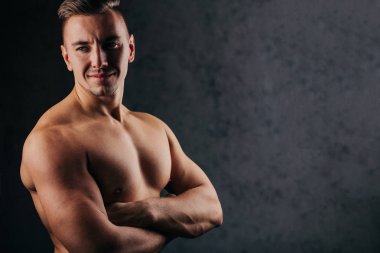 gömleksiz kaslı erkek iç giyim