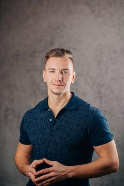 Beton duvara yaslanmış ve düşünme adam