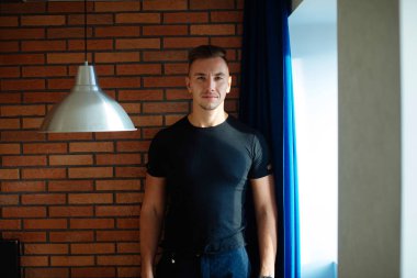 Modern ev, kendine güvenen delikanlı