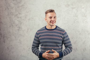 Beton duvara yaslanmış ve düşünme adam