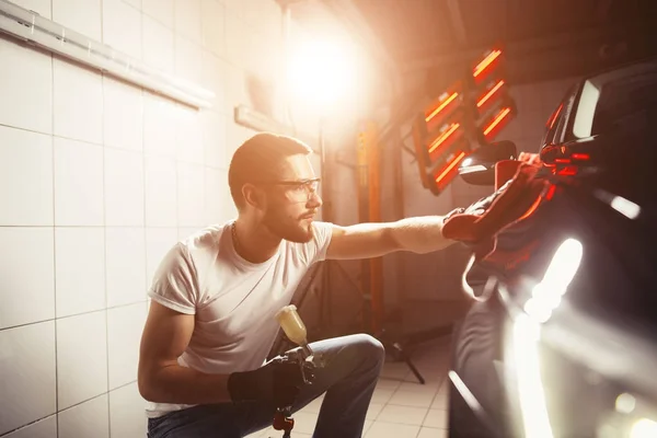 Man cleaning car with microfiber cloth, car detailing or valeting concept — Stock Photo, Image