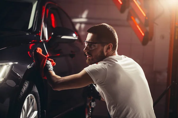 Homme nettoyage de voiture avec chiffon en microfibre, voiture détaillant ou concept de valet — Photo