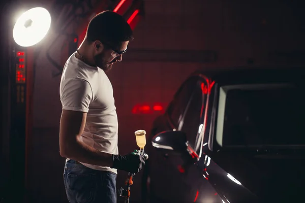 Empresa de lavado y recubrimiento de automóviles con recubrimiento cerámico. . —  Fotos de Stock