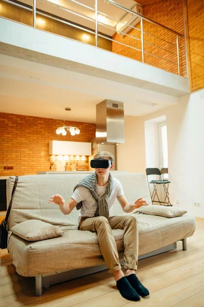 Tecnologia, jogos e conceito de pessoas. homem vestindo fone de ouvido realidade virtual — Fotografia de Stock