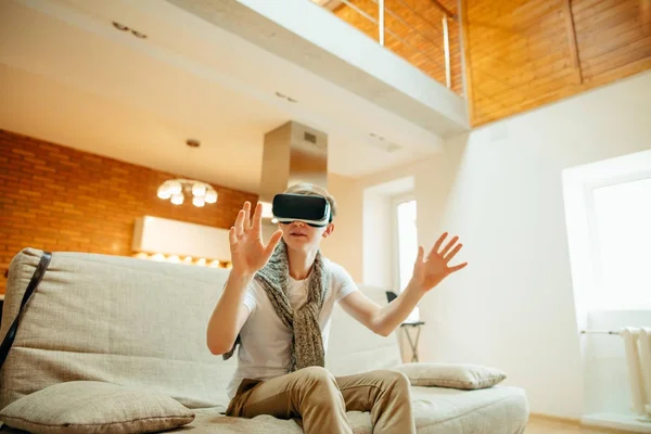 Concepto de tecnología, juegos y personas. hombre con auriculares de realidad virtual —  Fotos de Stock