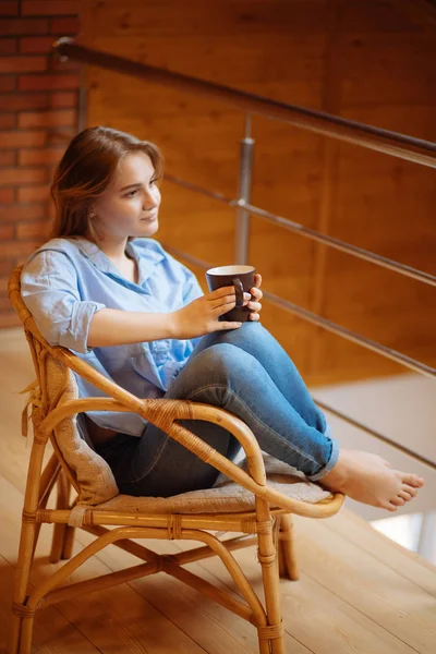 坐着喝茶的女人 — 图库照片