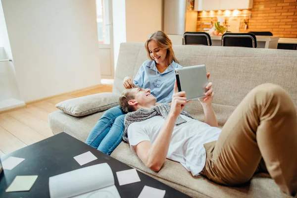 Paar kijken iets op tablet apparaat — Stockfoto