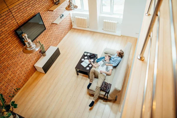 Pareja viendo película en la televisión en casa —  Fotos de Stock