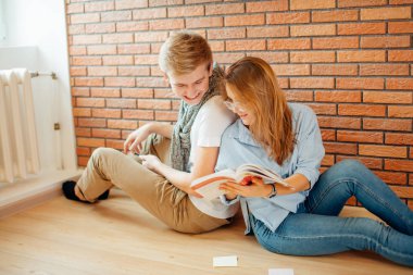 Çift öğrencilerin sınıf dışında oturan ve birlikte eğitim