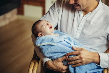 babası ile yeni doğan bebek dizüstü kullanarak evden çalışma