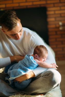 adam onun bebek duş ve banyo sonra kurutma