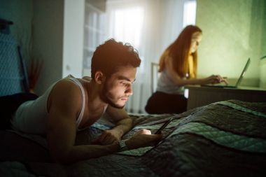yatmadan önce istimal telefon adam. Masa üstünde laptop üzerinde çalışan kız