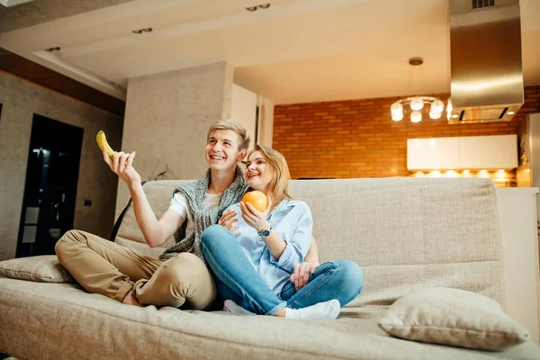 Casal assistindo TV em casa, tendo descanso após a semana difícil, espaço de cópia — Fotografia de Stock