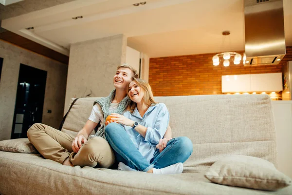 Casal assistindo TV em casa, tendo descanso após a semana difícil, espaço de cópia — Fotografia de Stock