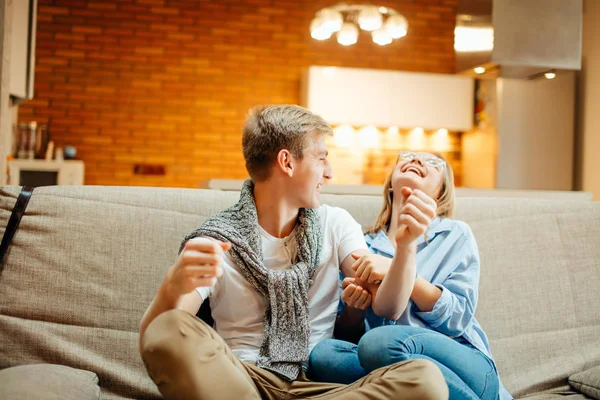 Pasangan menonton TV di rumah, beristirahat setelah minggu yang sulit, ruang fotokopi — Stok Foto