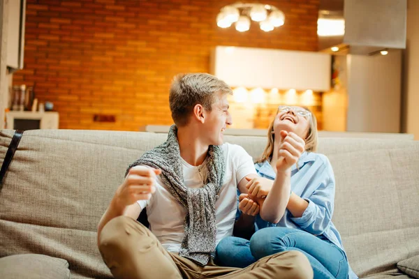 Paar fernsehen zu Hause, Erholung nach schwerer Woche, Kopierraum — Stockfoto