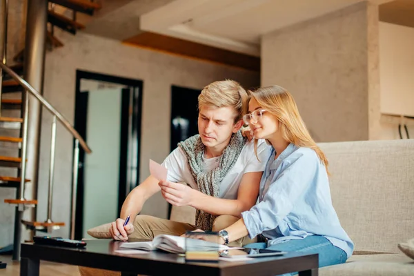 Paar studenten die studeren, leesboek zittend op de Bank — Stockfoto