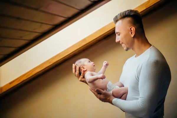 Babası Holding yeni doğan bebek evde pencere yakınındaki — Stok fotoğraf