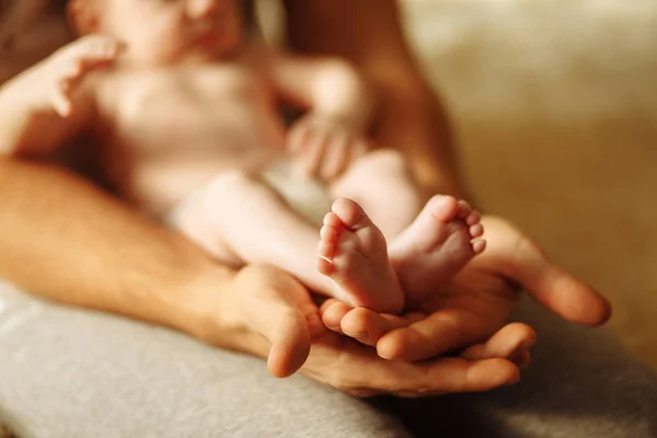 Stopy dziecka w rękach matki. Noworodka Babys nogi na ręce — Zdjęcie stockowe