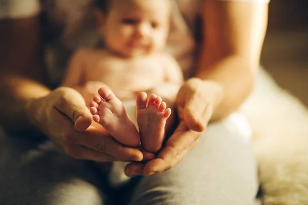 어머니 손에 아기 다리입니다. 신생아 아기 발 손에 — 스톡 사진