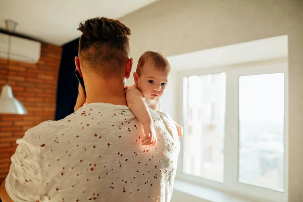 Joven padre sosteniendo a su hijo recién nacido —  Fotos de Stock