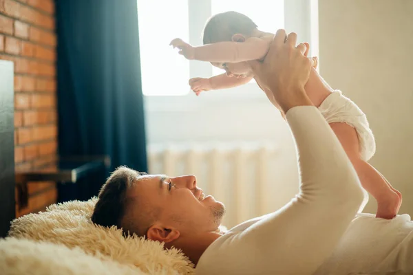 Père jouer avec adorable bébé dans la chambre — Photo