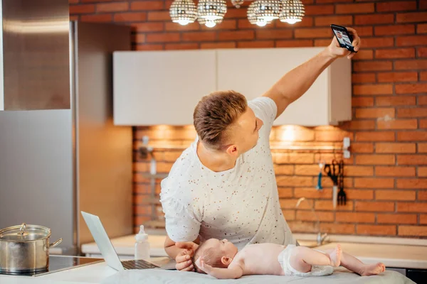 Father are spending time with baby. Dad is doing selfie using a smartphone — Stock Photo, Image