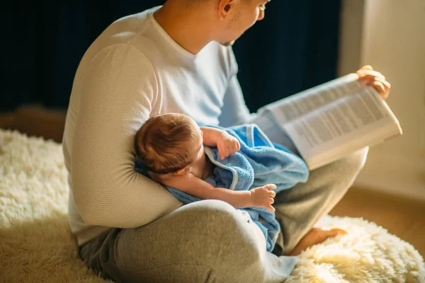 Genç Baba ve küçük bebek için kitap okumak — Stok fotoğraf