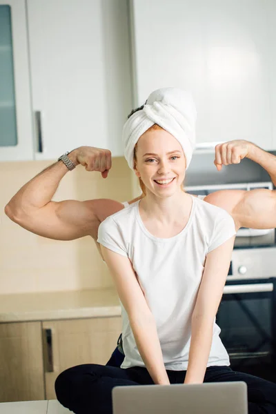 Homme montrant la force de la femme par biceps derrière elle — Photo