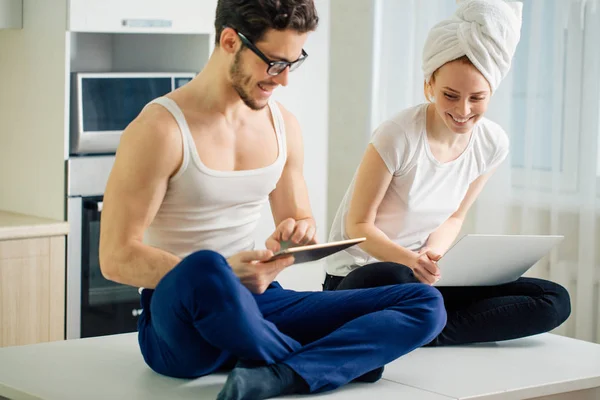 Paar hebben sommige lacht op tafel — Stockfoto