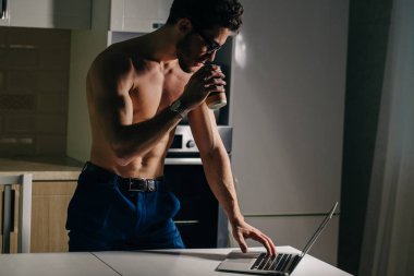 Adam Laptop istimal uygun ve sabah kahve içmek