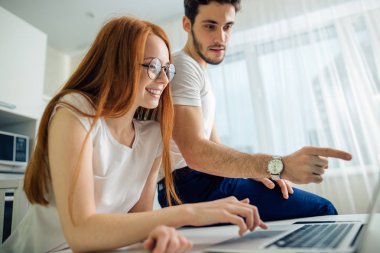 ekran işaret eden adam evde, birlikte vakit laptop ile Çift