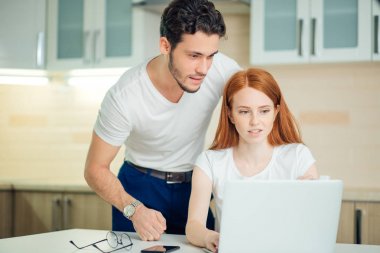 sorun, stresli çift kirasını ödemek için borçları ödeyecek param var