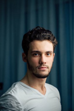 Beyaz gömlekli sakallı delikanlı