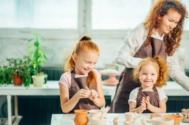 Kızıl saçlı anne ve iki kızı ile clay, seramik çocuk kalıp