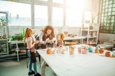 Kızıl saçlı anne ve iki kızı ile clay, seramik çocuk kalıp