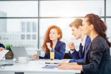 İş adamlarının toplantıları ve çalışma alanları modern ve aydınlık ofis içinde.