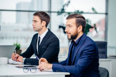 İş Adamları Toplantısı İletişim Tartışması Çalışma Ofisi