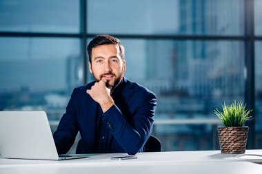 İş adamı veya işletme belgesi ile dizüstü bilgisayar üzerinde çalışan muhasebeci