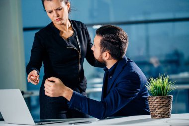 Zaten mükemmel sonuçlar var. laptop işaret eden kadın