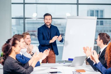 İş adamı meslektaşlarına toplantısında sunulması