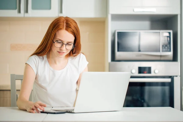 Femeia zâmbitoare cu laptop în biroul de acasă — Fotografie, imagine de stoc