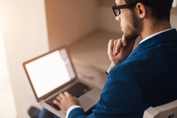 Jonge zakenman werkt met laptop op kantoor — Stockfoto