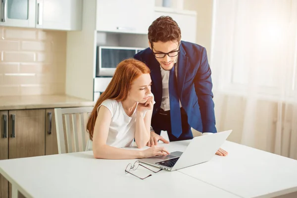 Casal desfrutando de tempo juntos navegando laptop. homem vestindo mulher terno na camisa — Fotografia de Stock