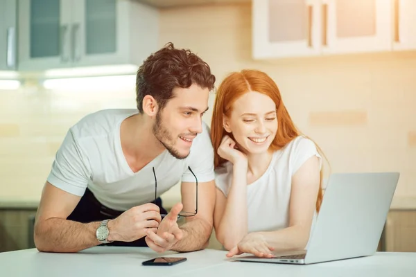 Coppia guardando le foto dalla luna di miele insieme, abbracciando. Sono così felici. — Foto Stock