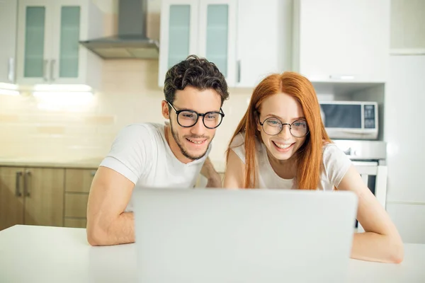 Paar mit Laptop verbringt Zeit zu Hause — Stockfoto
