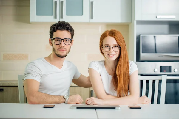 Счастливая пара подготовиться к использованию ноутбука на кухне дома — стоковое фото