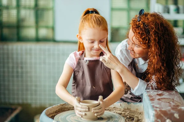 赤毛姉妹作る陶器のホイールの投手 — ストック写真