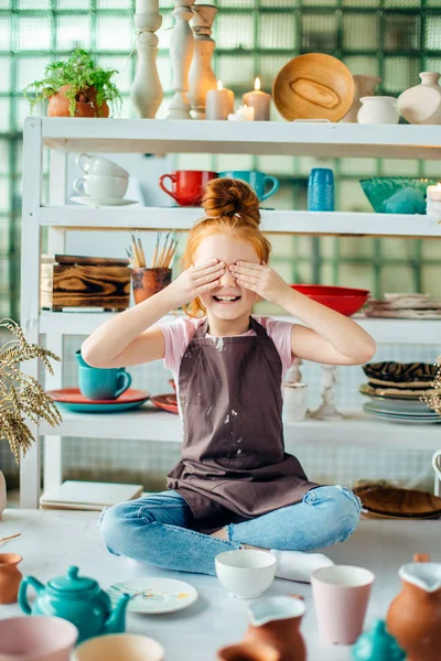 Las niñas en el estudio están hechas de tazas de cerámica —  Fotos de Stock